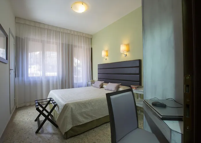 阿尔玛多莫斯酒店 *