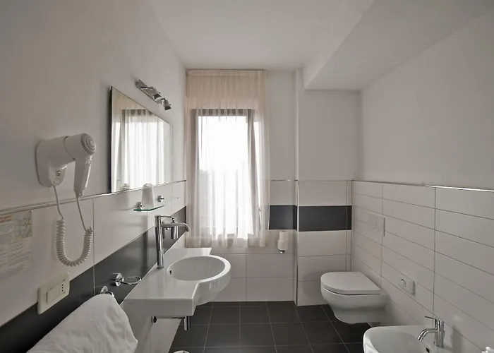 阿尔玛多莫斯酒店 *