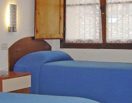 מלון Alma Domus *